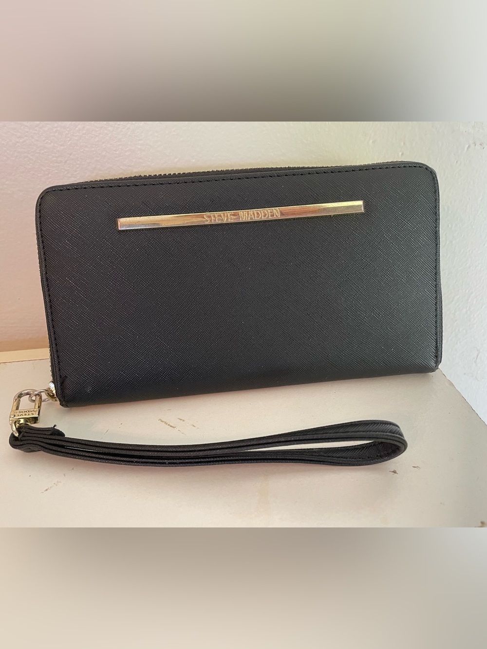 Steve Madden Black Saffiano Zip Around Wristlet Wallet Gold Logo Bar